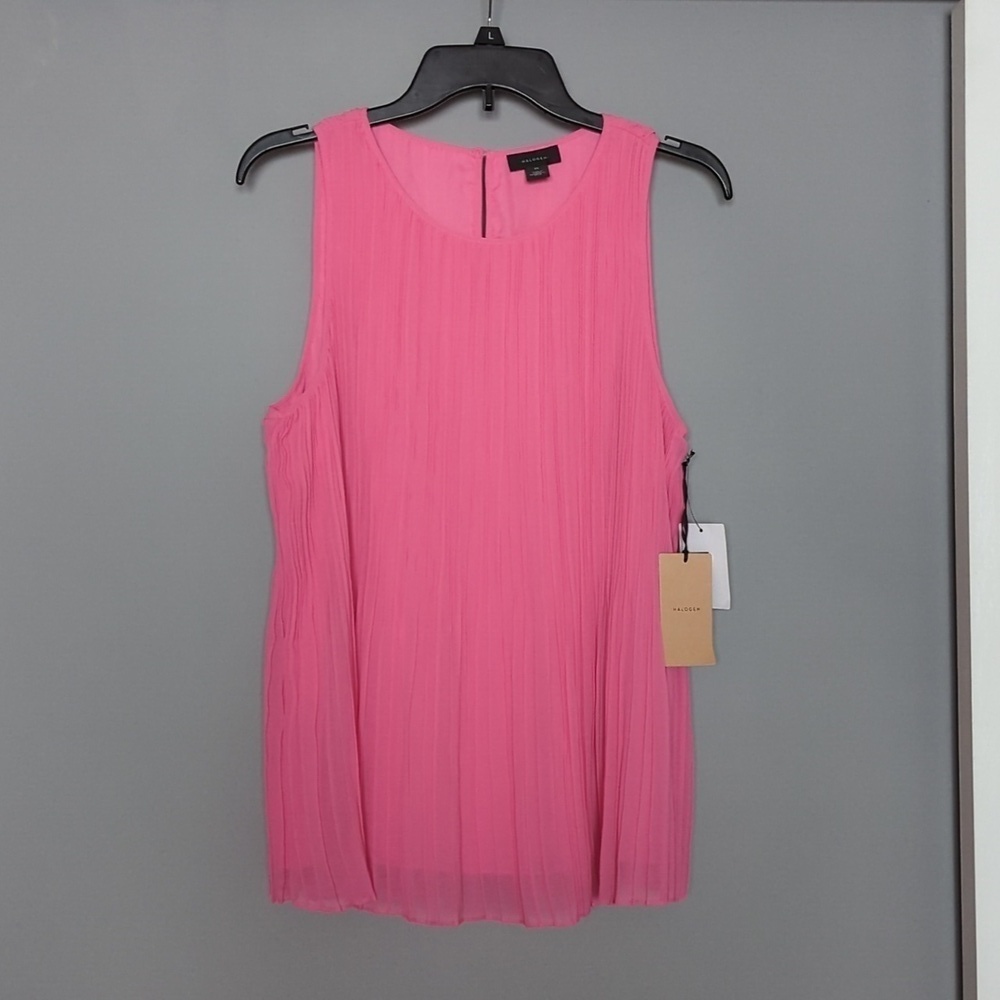 NWT. Pink Halogen tank top. Women's tank top. Pink tank top. Size Medium.
